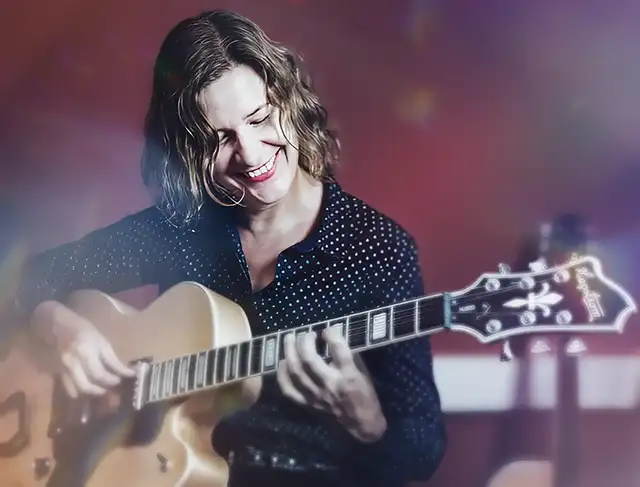 Katharina Hargens spielt Gitarre - Gitarrenlehrerin in Redwitz, Stadtsteinach, und Kulmbach